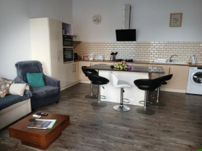 Spacious 3 Bedroom Apt Near the Sea